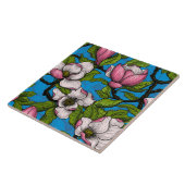 Blühende Magnolie auf blau Fliese (Seite)