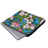 Blühende Magnolie auf blau Laptopschutzhülle (Vorne Knopf)