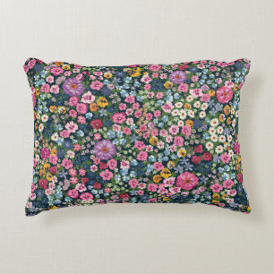 Blühende Mitsommerwiese nahtloses Muster. Pflanze Dekokissen