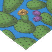 Blühende Opuntia auf blau Tischdecke (Schrägansicht)