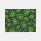 Blühende Opuntia auf dunkelgrün Fleecedecke (Vorderseite (Horizontal))
