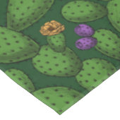 Blühende Opuntia auf dunkelgrün Tischdecke (Schrägansicht)