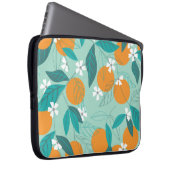 Blühende Orangen in Blätter. Darstellung Laptopschutzhülle (Vorne Rechts)