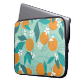 Blühende Orangen in Blätter. Darstellung Laptopschutzhülle (Vorderseite Links)
