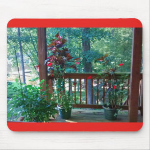 Blühende Pflanzen auf hölzernem Portal 3 Mousepad
