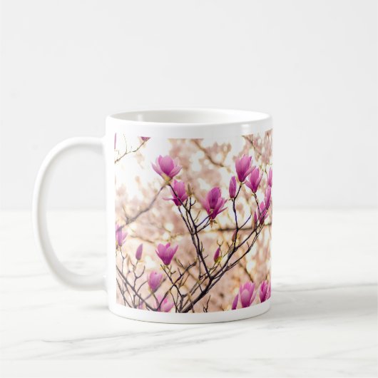 Blühende rosa Lila Magnolias-Frühlingsszene Blume Kaffeetasse (Links)
