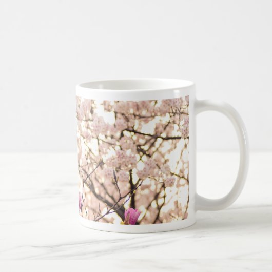 Blühende rosa Lila Magnolias-Frühlingsszene Blume Kaffeetasse (Rechts)