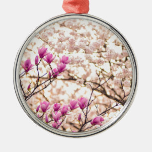 Blühende rosa Lila Magnolias-Frühlingsszene Blume Ornament Aus Metall