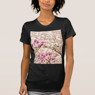 Blühende rosa Lila Magnolias-Frühlingsszene Blume T-Shirt