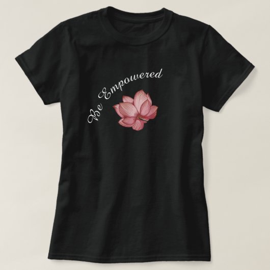 Blühende Rosa Lotus Wasserlilie auf Schwarz Inspir T-Shirt (Design vorne)