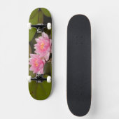Blühende Seerosen Skateboard (Vorderseite)