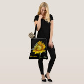 Blühende Sonnenblume auf schwarz, personalisiert Tasche (Am Model)