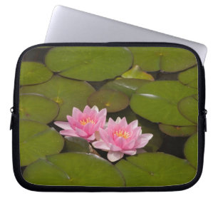 Blühende Wasserliken Laptopschutzhülle
