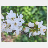 Blühender Baum im Frühling Rumänien – Blütenfotogr Fleecedecke (Vorderseite (Horizontal))