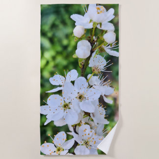Blühender Baum im Frühling Rumänien – Blütenfotogr Strandtuch