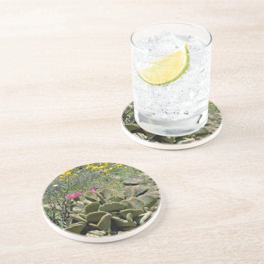 Blühender Beavertail Kaktus mit Wildblumen flowe Untersetzer (Seite)