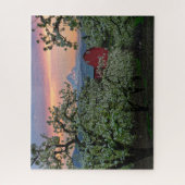 Blühender Birnengarten mit Stall in der Nähe des M Puzzle (Vertikal)