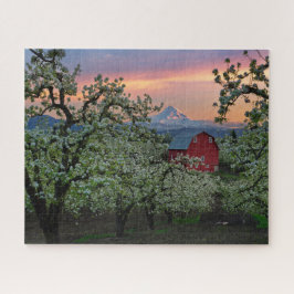 Blühender Birnengarten mit Stall in der Nähe des M Puzzle