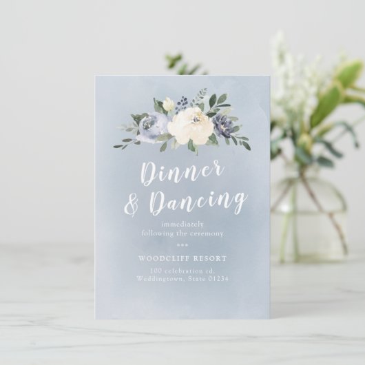 Blühender botanischer staubblauer Empfang Einladung (Stehend Vorderseite)