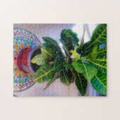 Blühender Croton auf Mosaiktisch Puzzle (Horizontal)