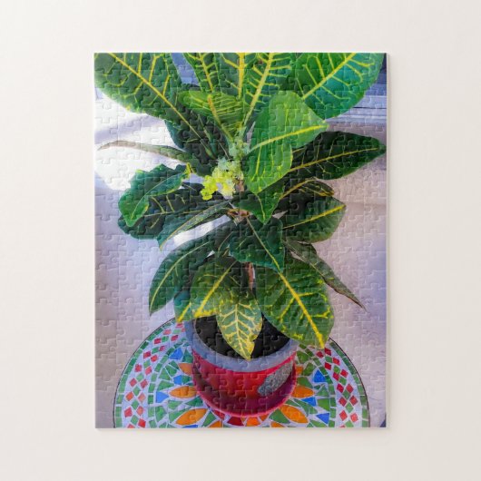 Blühender Croton auf Mosaiktisch Puzzle (Vertikal)
