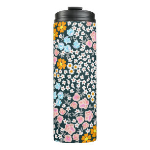 Blühender Garten mit Rose und Wildblumen. Vintag Thermosbecher