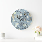 Blühender Herbst: Elegantes saisonales Design Große Wanduhr (Zuhause)