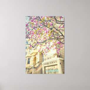 Blühender Magnolienbaum und viktorianisches Haus Leinwanddruck