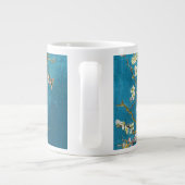 Blühender Mandelbaum von Vincent van Gogh. Jumbo-Tasse (Rückseite)