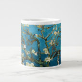 Blühender Mandelbaum von Vincent van Gogh. Jumbo-Tasse (Vorderseite)