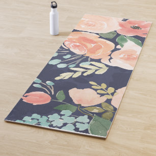 Blühender Pfirsich der Freuden- u. blaue Rosen u Yogamatte