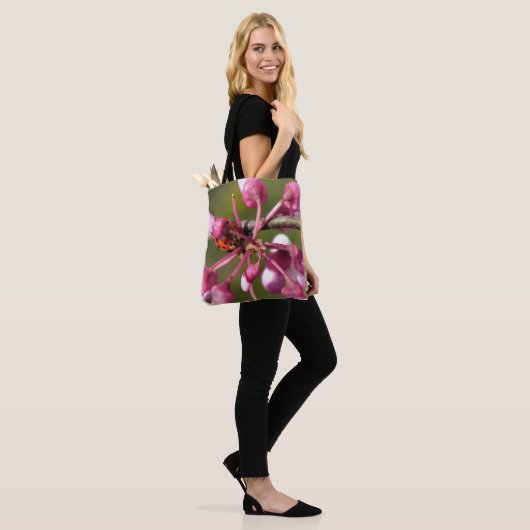 Blühender Redbug mit Ladybug Tasche (Am Model)