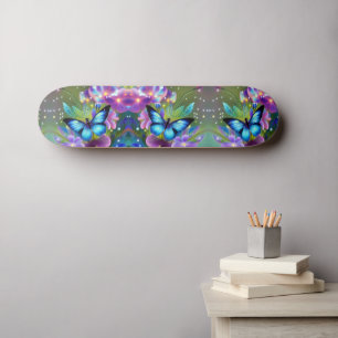 Blühender Schmetterling in Fairy Garden Skateboard