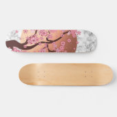 Blühender Zweig Sakura über goldener Sonne auf Mar Skateboard (Horizontal)