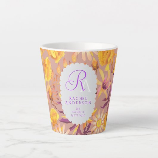 Blühendes mystisches Blumenmonogramm Brauner Latte Milchtasse (Vorderseite)