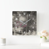 Blume auf dem alten Holzstuhl Quadratische Wanduhr (Zuhause)