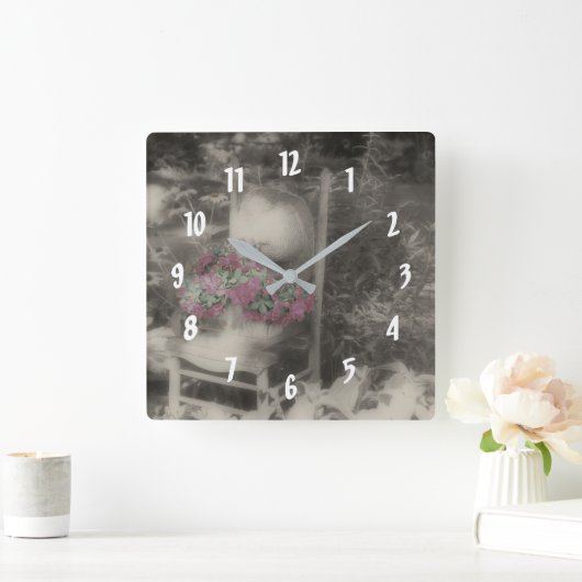 Blume auf dem alten Holzstuhl Quadratische Wanduhr (Zuhause)