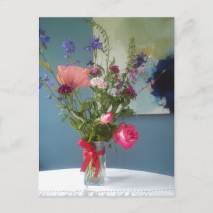 Blume auf dem Tisch Postkarte