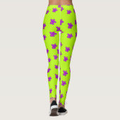 Blume auf grünen Leggings (Rückseite)