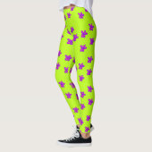 Blume auf grünen Leggings (Links)