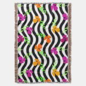 Blume auf schwarz-weißem Hintergrund Decke (Vorderseite Vertikal)