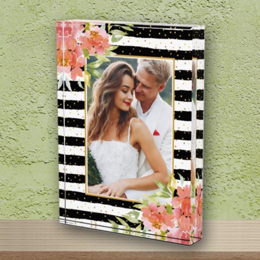 Blume auf Schwarz-weißen Streifen Fotoblock