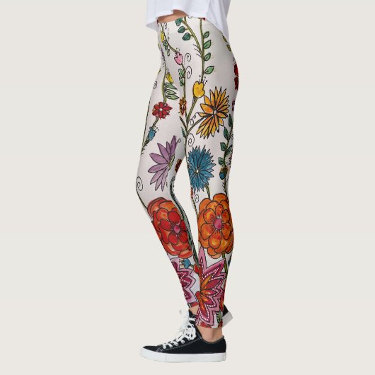 Blume auf weißen Leggings (Links)