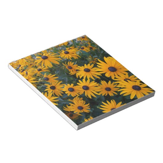 Blume aus gelbem Garten. Notizblock (angewinkelt)