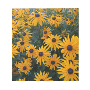 Blume aus gelbem Garten. Notizblock