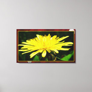 Blume aus gelbem Kronleuchter in rotem Rahmen. Blü Leinwanddruck