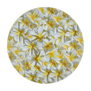Blume aus gelben und weißen Frangipani, Schneidebrett