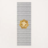 Blume aus Gold und Weiß mit Ohm-Symbol Yogamatte (Vorderseite)