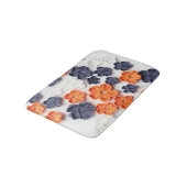 Blume aus handgefertigten Frühlingstoffen, orange  Badematte (Schrägansicht)