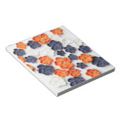 Blume aus handgefertigten Frühlingstoffen, orange Notizblock (angewinkelt)